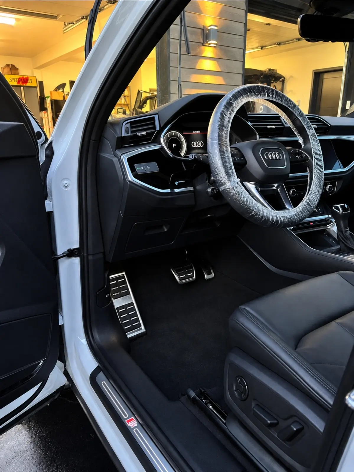Interior limpio de un vehículo después de un detallado interior de Cosmic Auto Detailing en Summit County