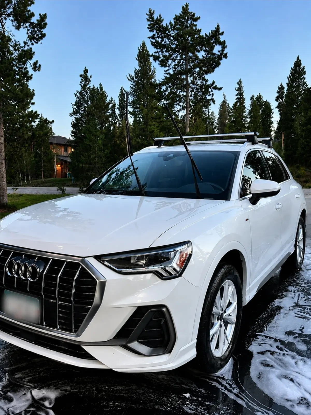 Cosmic Auto Detailing lavando a mano el exterior de un vehículo en una cita móvil en Summit County