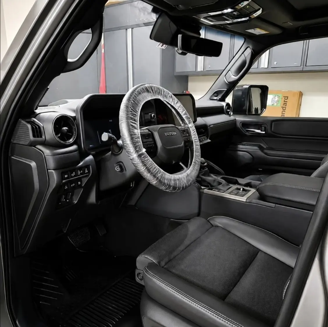 Interior de una SUV Toyota después de un Refresh de mantenimiento de Cosmic