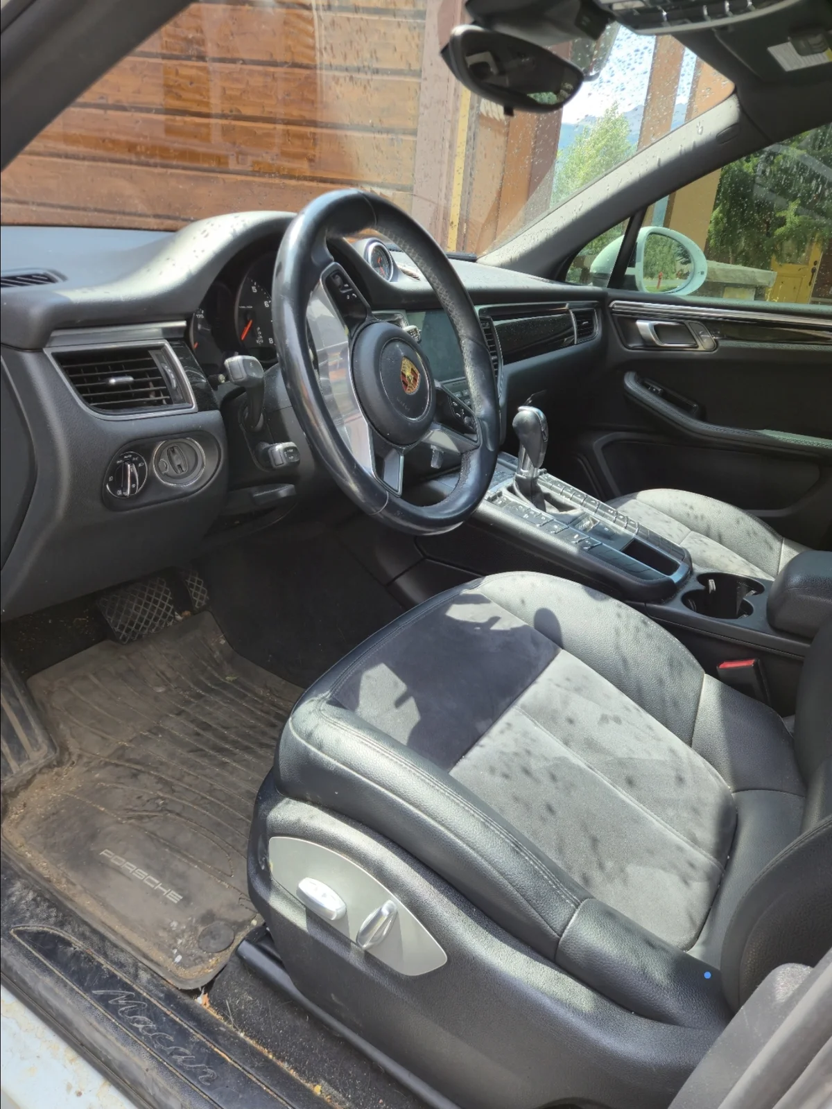 Interior sucio del auto antes del detallado