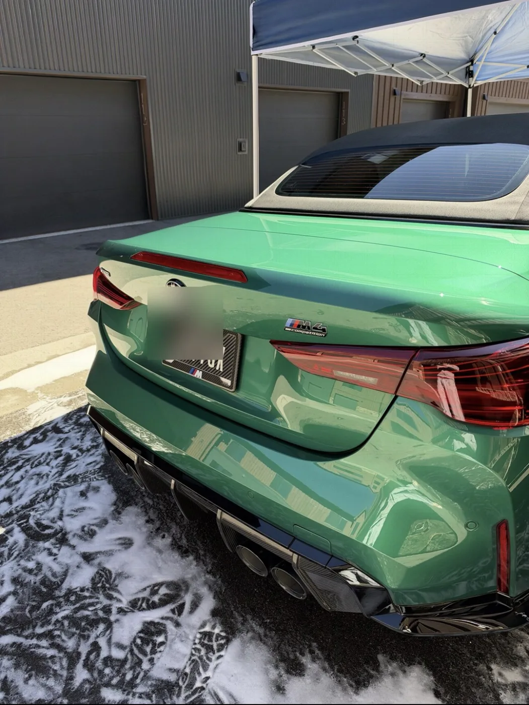 Parte trasera del BMW M4 Competition después de un detallado de Cosmic