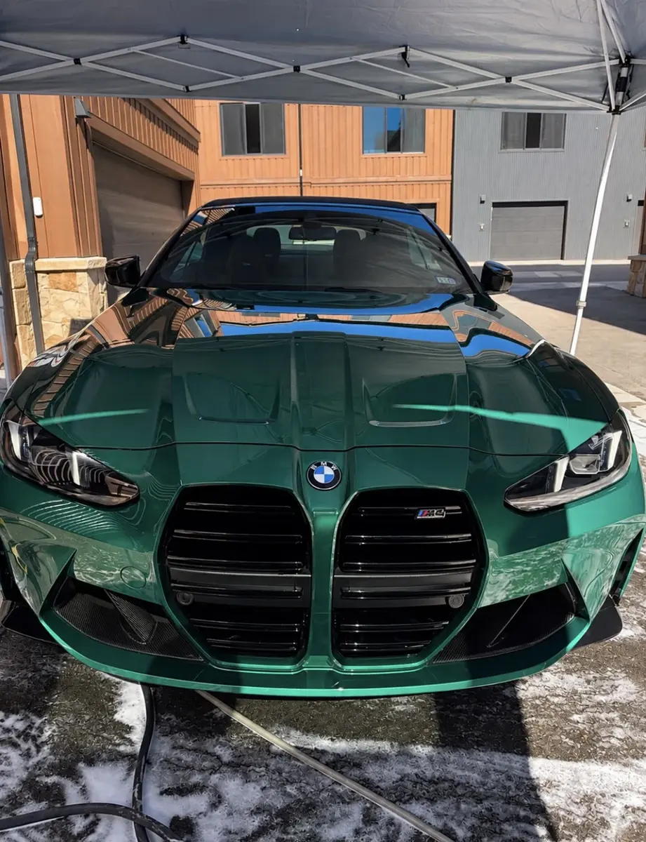 BMW M4 Competition convertible verde después de un lavado exterior a mano de Cosmic