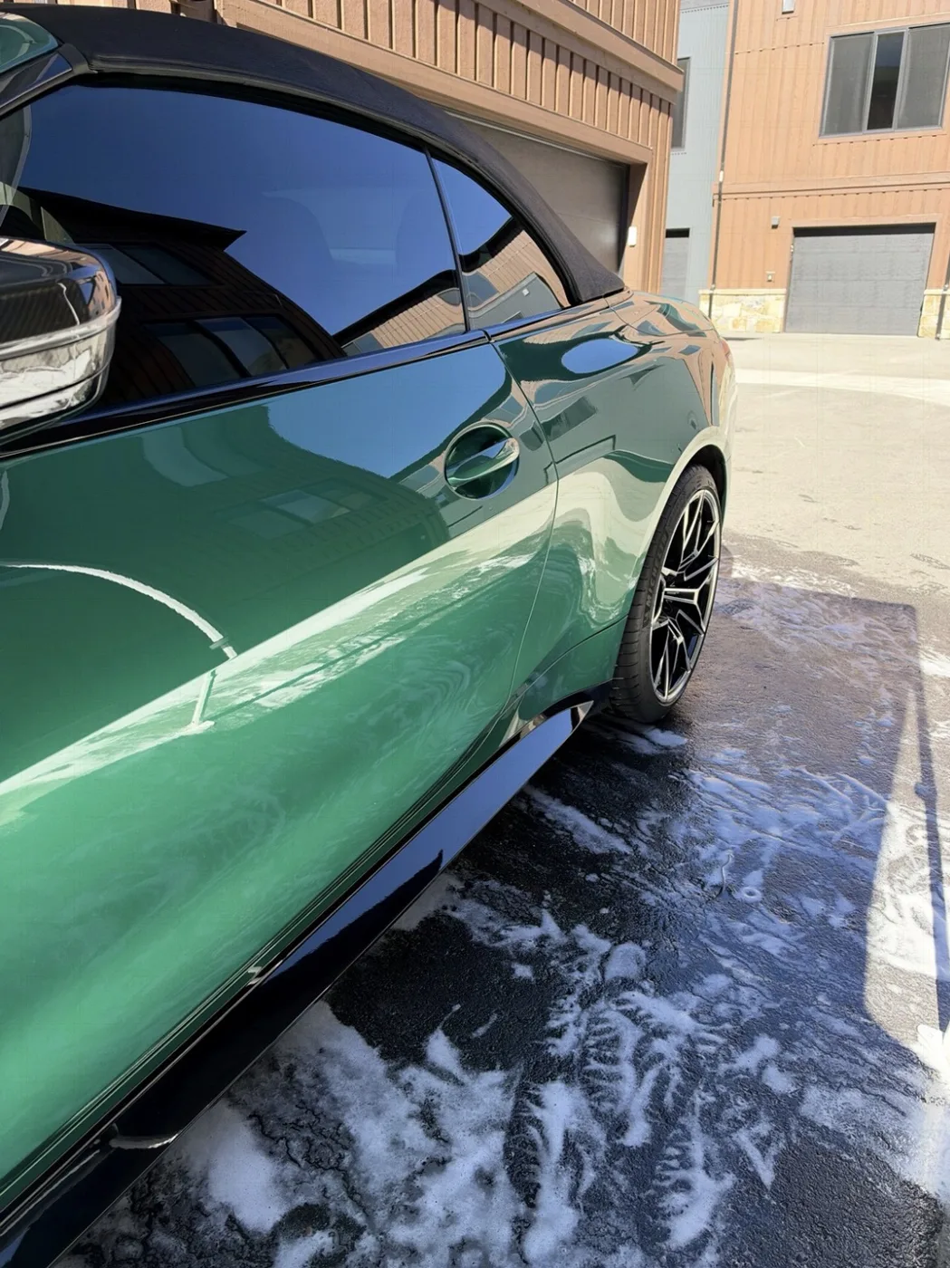 Perfil lateral brillante del BMW M4 después del lavado
